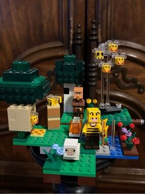LEGO Minecraft The Bee Farm 21165. Includes the manual